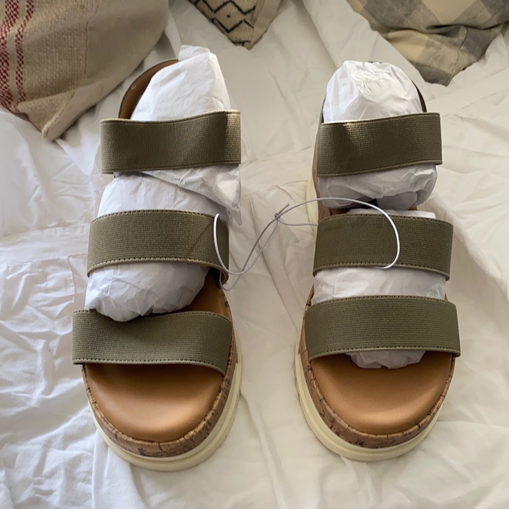 NWT! Women’s Universal Thread Olive platform sandals.